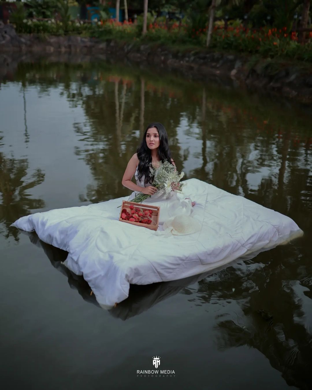 തൂവെള്ള അഴകില്‍ റാണിയായി അനിഖ; വൈറല്‍ ചിത്രങ്ങള്‍ ഏറ്റെടുത്ത് ആരാധകര്‍ 