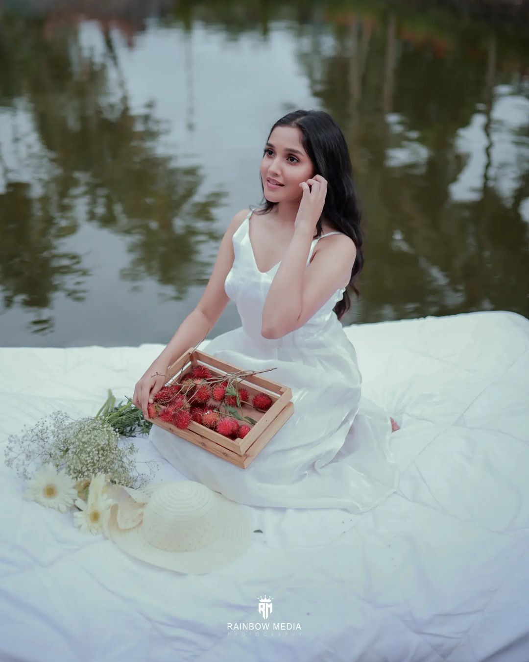 തൂവെള്ള അഴകില്‍ റാണിയായി അനിഖ; വൈറല്‍ ചിത്രങ്ങള്‍ ഏറ്റെടുത്ത് ആരാധകര്‍ 