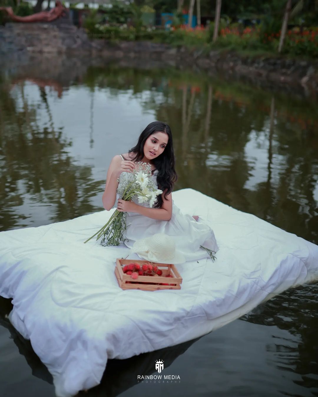 തൂവെള്ള അഴകില്‍ റാണിയായി അനിഖ; വൈറല്‍ ചിത്രങ്ങള്‍ ഏറ്റെടുത്ത് ആരാധകര്‍ 