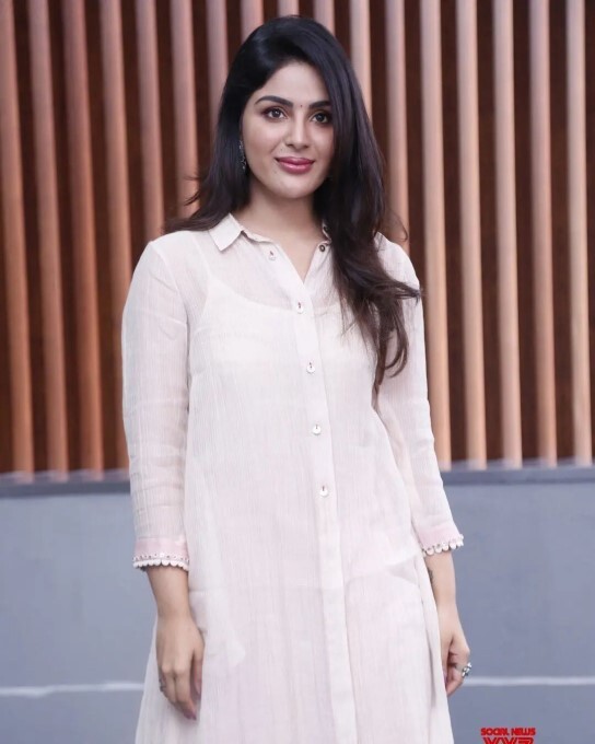 Mollywood Actress Samyuktha Menon Latest Photos