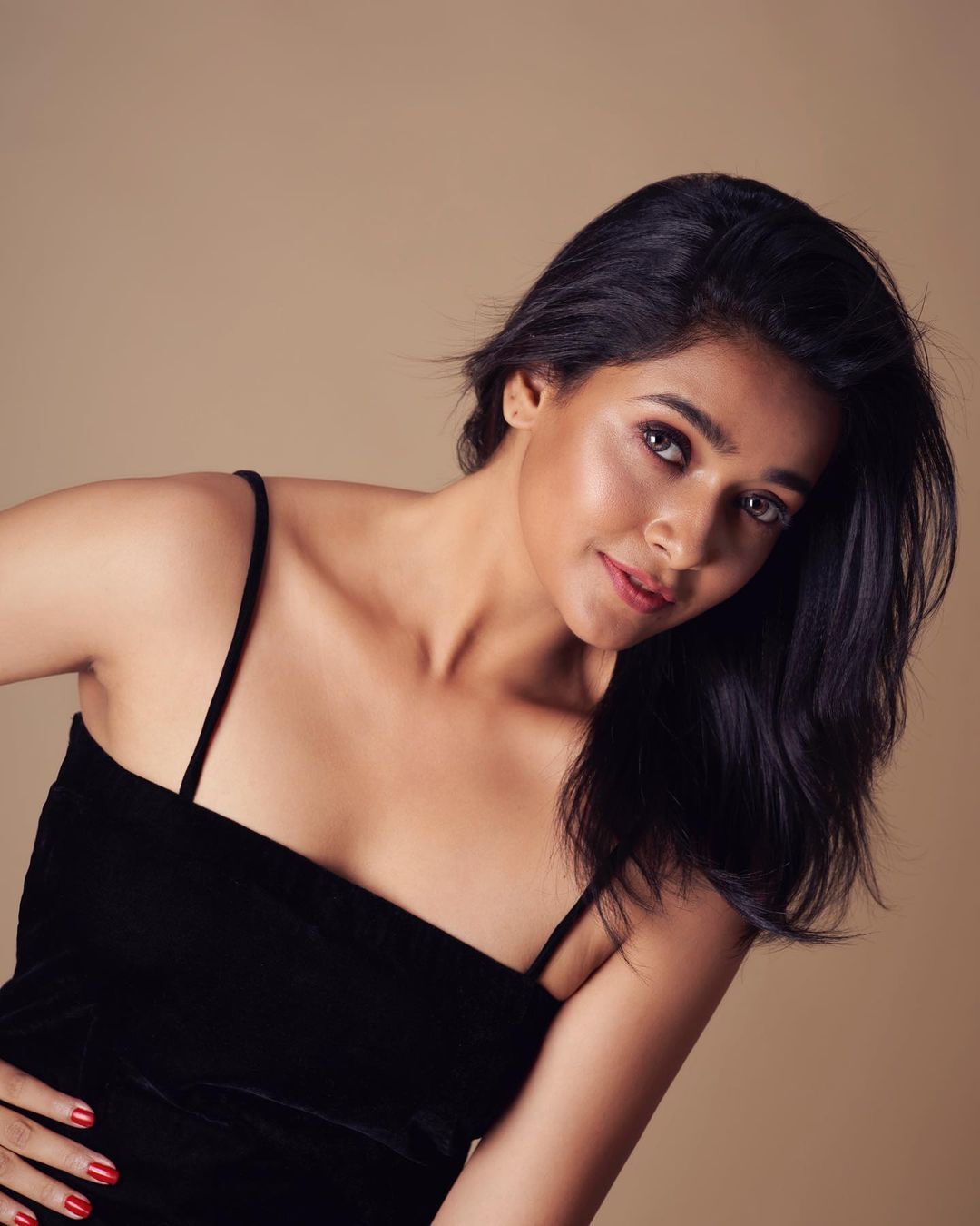 ഇത് നമ്മുടെ ടൊവിയുടെ നായികയല്ലേ... ഹോട്ട് ലുക്കിലാണല്ലോ, ശരണ്യ ഫോട്ടോസ് പൊളിച്ചു