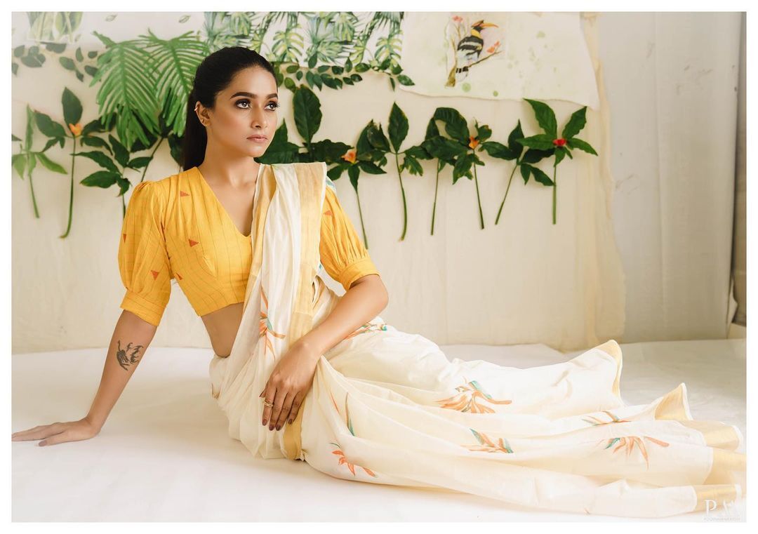 ഇത് നമ്മുടെ ടൊവിയുടെ നായികയല്ലേ... ഹോട്ട് ലുക്കിലാണല്ലോ, ശരണ്യ ഫോട്ടോസ് പൊളിച്ചു