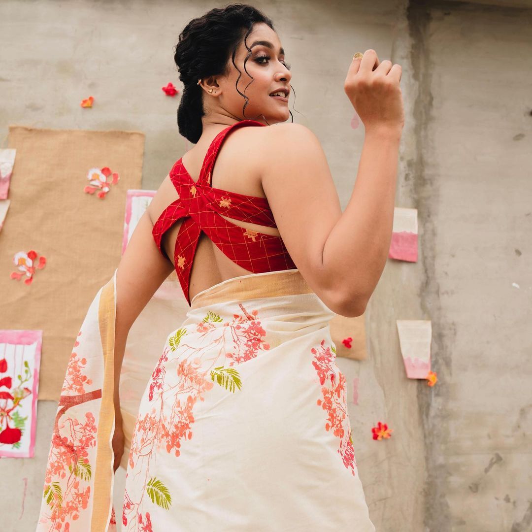 ഇത് നമ്മുടെ ടൊവിയുടെ നായികയല്ലേ... ഹോട്ട് ലുക്കിലാണല്ലോ, ശരണ്യ ഫോട്ടോസ് പൊളിച്ചു