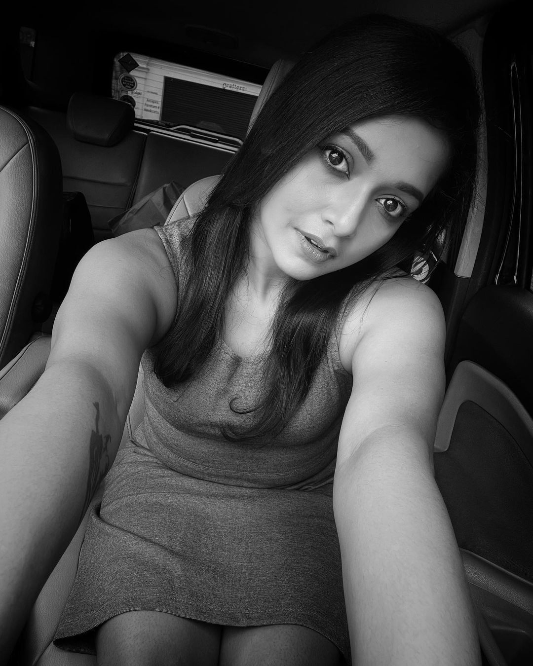 ഇത് നമ്മുടെ ടൊവിയുടെ നായികയല്ലേ... ഹോട്ട് ലുക്കിലാണല്ലോ, ശരണ്യ ഫോട്ടോസ് പൊളിച്ചു