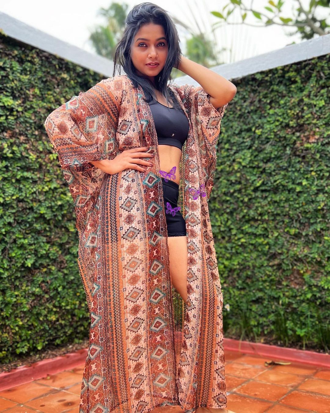 ഇത് നമ്മുടെ ടൊവിയുടെ നായികയല്ലേ... ഹോട്ട് ലുക്കിലാണല്ലോ, ശരണ്യ ഫോട്ടോസ് പൊളിച്ചു