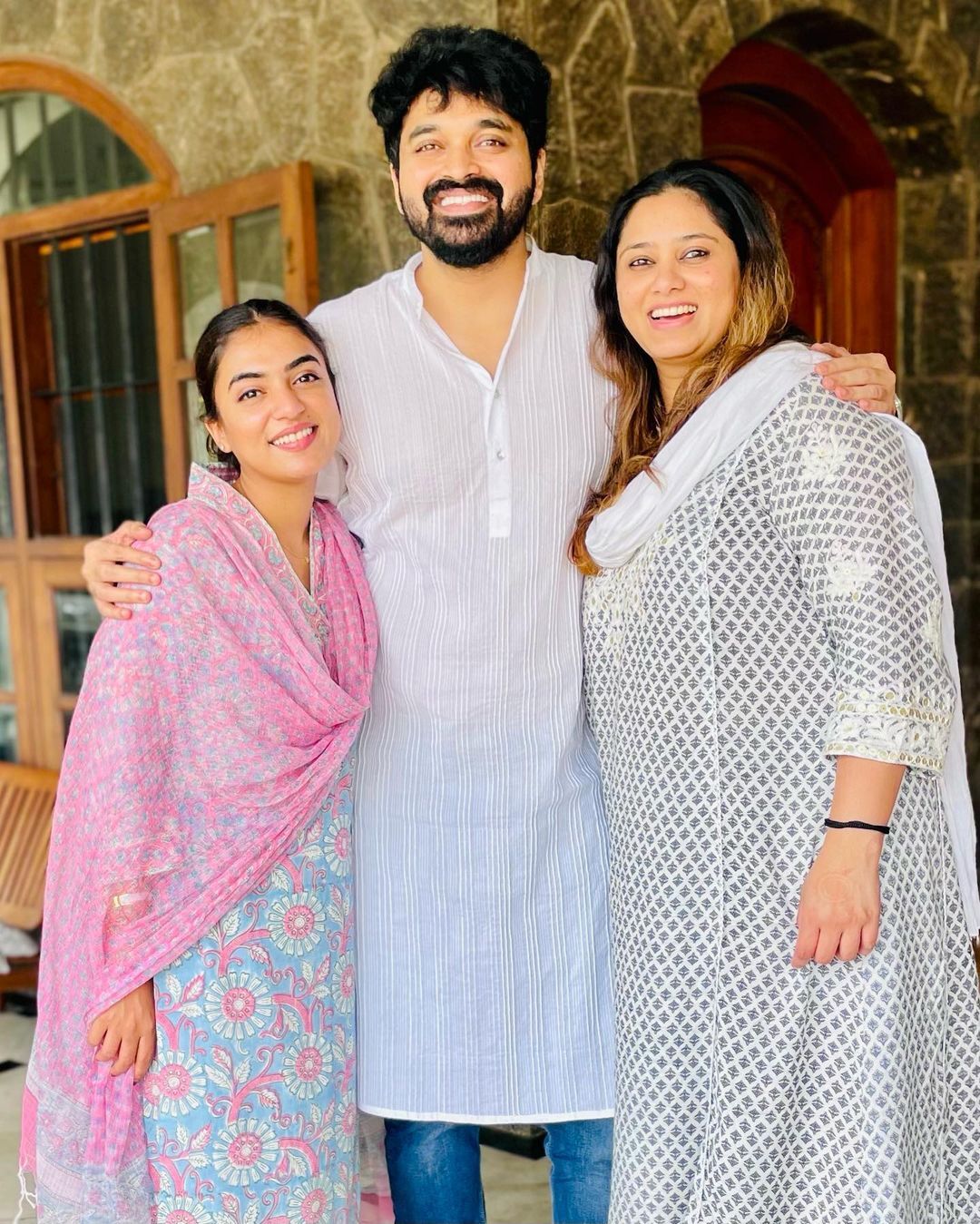 കുടുംബത്തോടൊപ്പം പെരുന്നാള്‍ അടിച്ചുപൊളിച്ച് താരദമ്പതികള്‍; വൈറലായി നസ്രിയയുടെ ചിത്രങ്ങള്‍