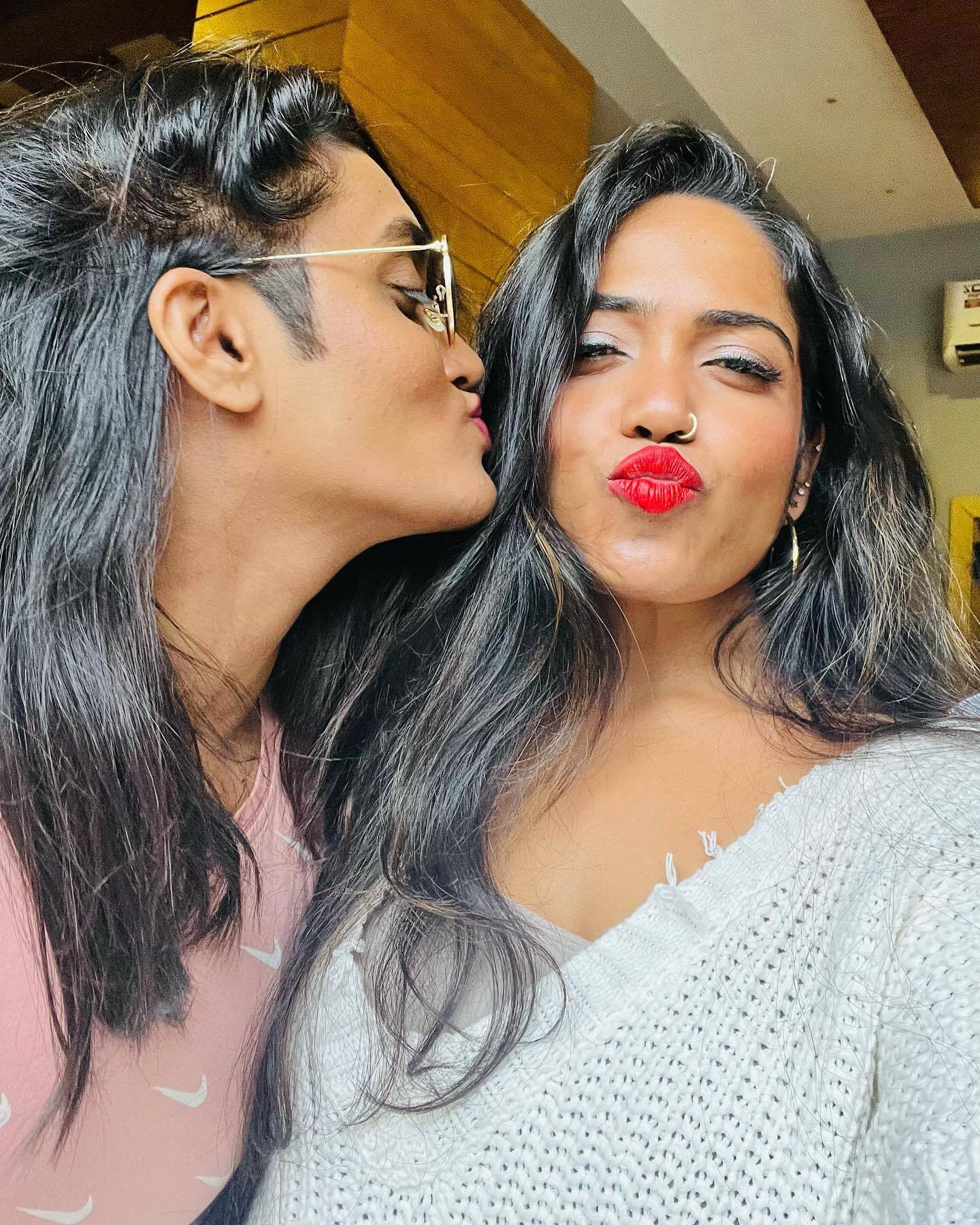 'ജനിച്ചതാര്‍ക്കുവേണ്ടി...' നിമിഷയെ എടുത്തുപൊക്കി ജാസ്മിന്‍ ആ  വൈറല്‍ ചിത്രങ്ങള്‍ ഇതാ