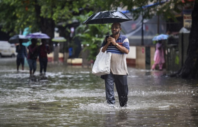 Heavy monsoon rains Cause waterlogging, in Mumbai