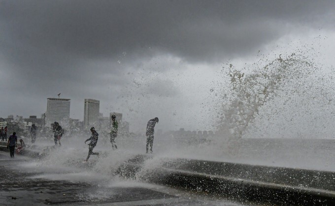 Heavy monsoon rains Cause waterlogging, in Mumbai