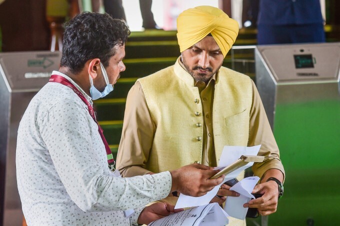 പതിനഞ്ചാമത് രാഷ്ട്രപതിയെ കാത്ത് രാജ്യം..വോട്ടെടുപ്പ് ചിത്രങ്ങള്‍ കാണാം..