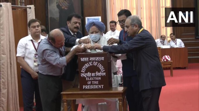 പതിനഞ്ചാമത് രാഷ്ട്രപതിയെ കാത്ത് രാജ്യം..വോട്ടെടുപ്പ് ചിത്രങ്ങള്‍ കാണാം..