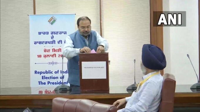 പതിനഞ്ചാമത് രാഷ്ട്രപതിയെ കാത്ത് രാജ്യം..വോട്ടെടുപ്പ് ചിത്രങ്ങള്‍ കാണാം..