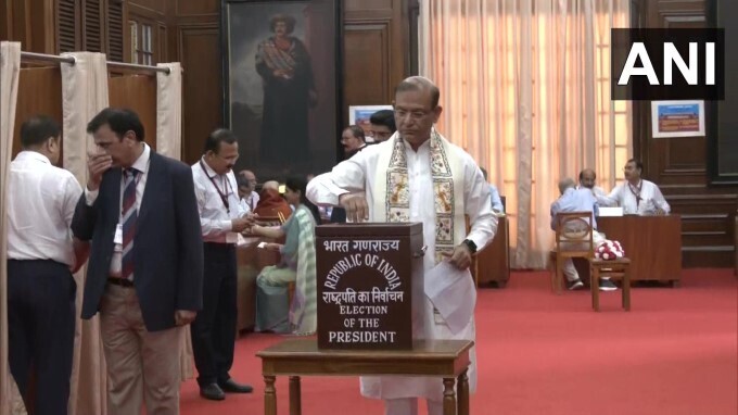 പതിനഞ്ചാമത് രാഷ്ട്രപതിയെ കാത്ത് രാജ്യം..വോട്ടെടുപ്പ് ചിത്രങ്ങള്‍ കാണാം..