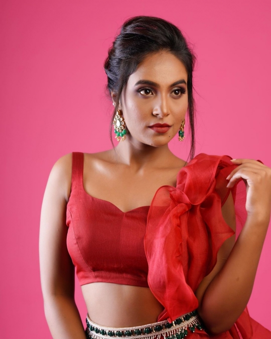 PHOTOS : வாவ்.. ரெட் கலர் உடையில் வசீகரிக்கும் ஜான்வி ராயலா.. கவர்ந்திழுக்கும் நச் போட்டோஸ் இதோ!