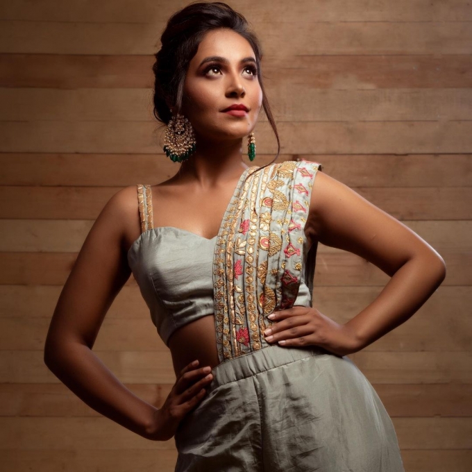 PHOTOS : வாவ்.. ரெட் கலர் உடையில் வசீகரிக்கும் ஜான்வி ராயலா.. கவர்ந்திழுக்கும் நச் போட்டோஸ் இதோ!