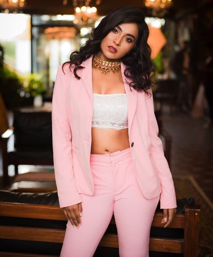 PHOTOS : வாவ்.. ரெட் கலர் உடையில் வசீகரிக்கும் ஜான்வி ராயலா.. கவர்ந்திழுக்கும் நச் போட்டோஸ் இதோ!