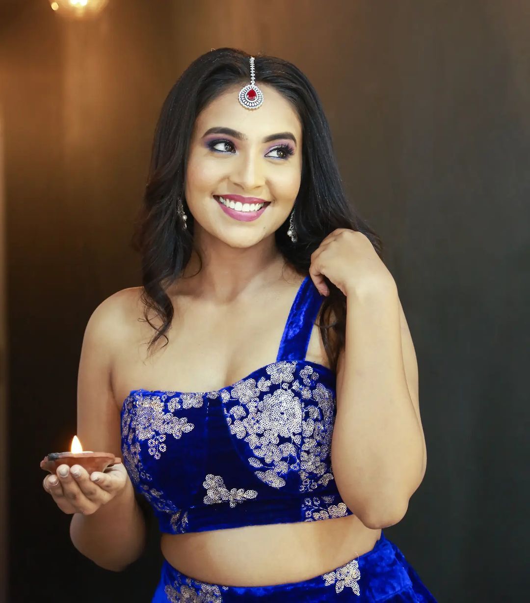 PHOTOS : வாவ்.. ரெட் கலர் உடையில் வசீகரிக்கும் ஜான்வி ராயலா.. கவர்ந்திழுக்கும் நச் போட்டோஸ் இதோ!