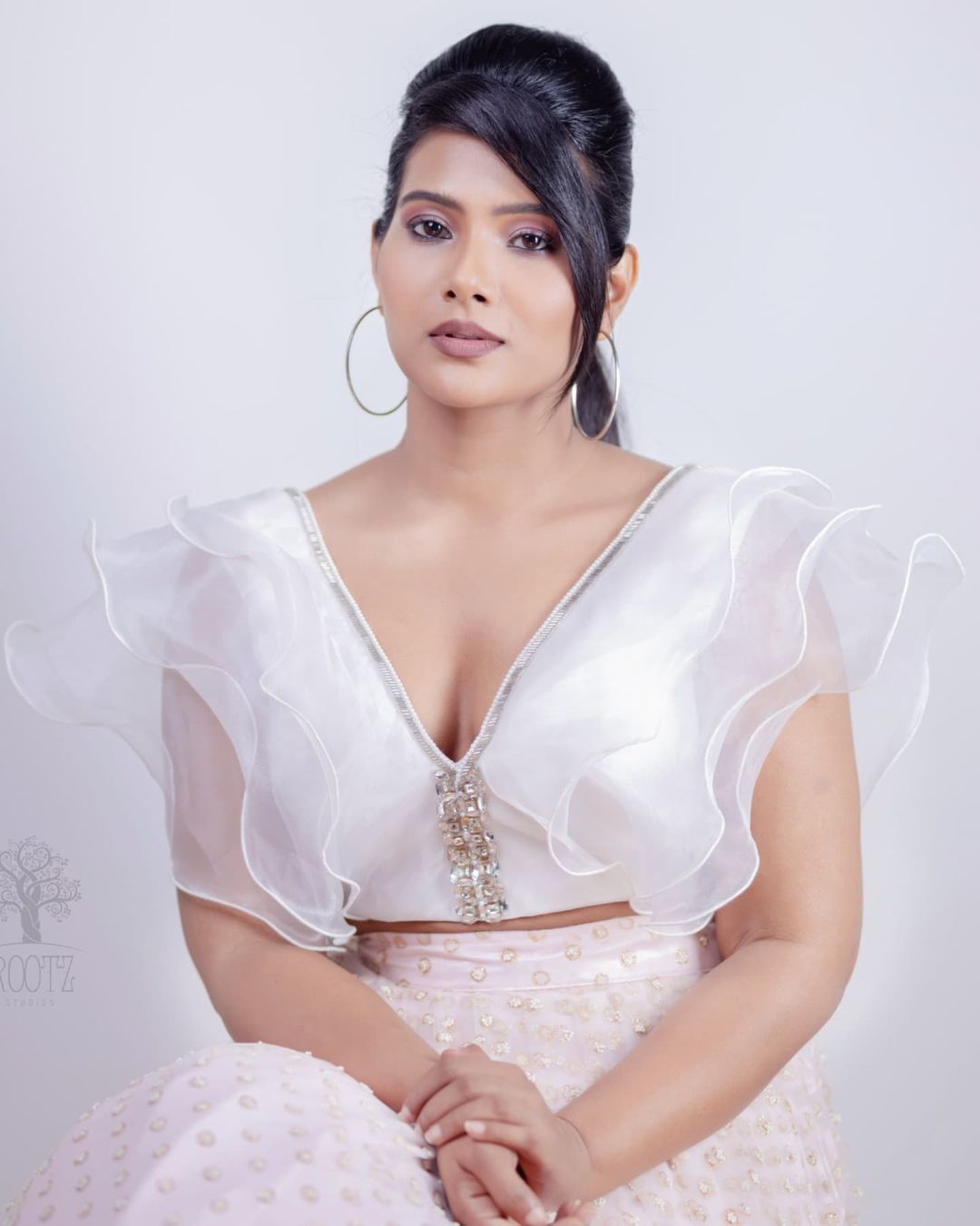 PHOTOS : வொயிட் டாப்பில் ஆளை மயக்கும் திவ்யா துரைசாமி..சுண்டியிழுக்கும் லேட்டஸ்ட் நச் போட்டோஸ் இதோ!