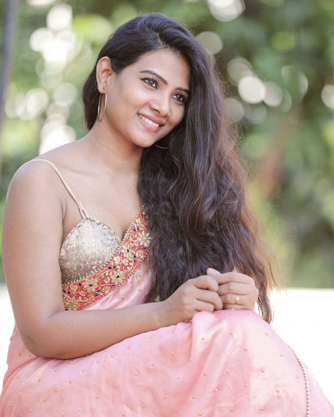 PHOTOS : வொயிட் டாப்பில் ஆளை மயக்கும் திவ்யா துரைசாமி..சுண்டியிழுக்கும் லேட்டஸ்ட் நச் போட்டோஸ் இதோ!