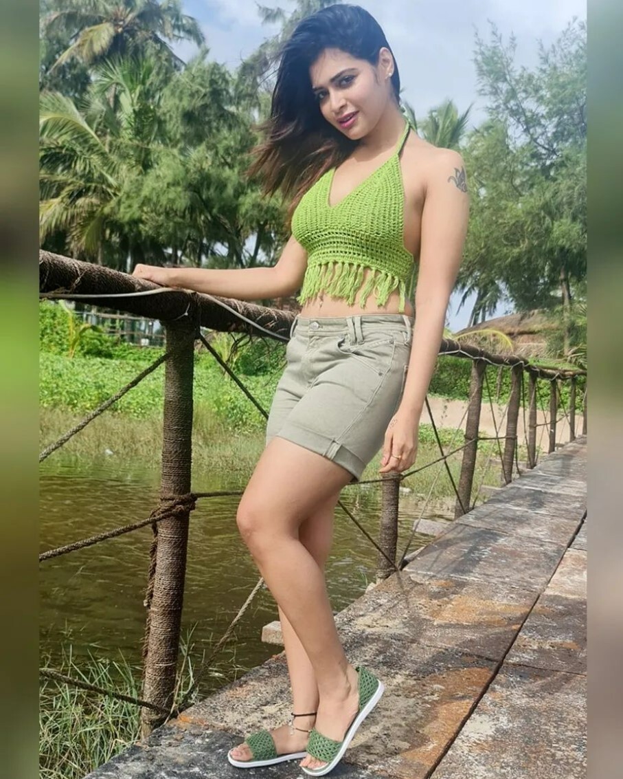 PHOTOS : வாவ்.. ஜன்னல் வைத்த உடையில் ஜிலுஜிலுன்னு காற்று வாங்கும் தர்ஷா குப்தா.. சுண்டியிழுக்கும் நச் பிக்ஸ் இதோ! 
