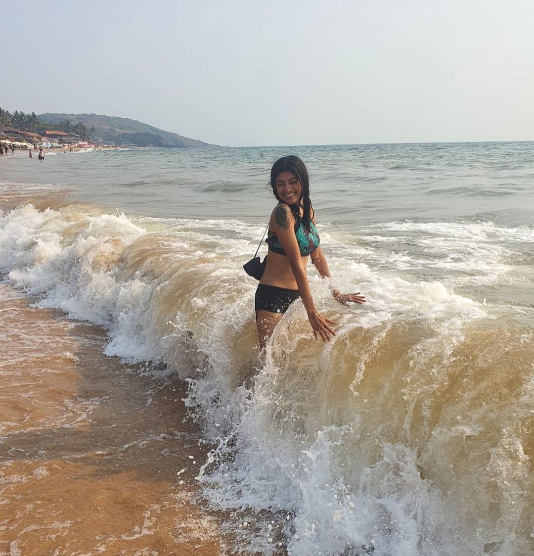 PHOTOS : கடற்கரையில் பிகினியில் ஆட்டம் போடும் ஓவியா.. தவிக்கும் ரசிகர்கள்.. கலக்கலான சூப்பர் பிக்ஸ் இதோ!  