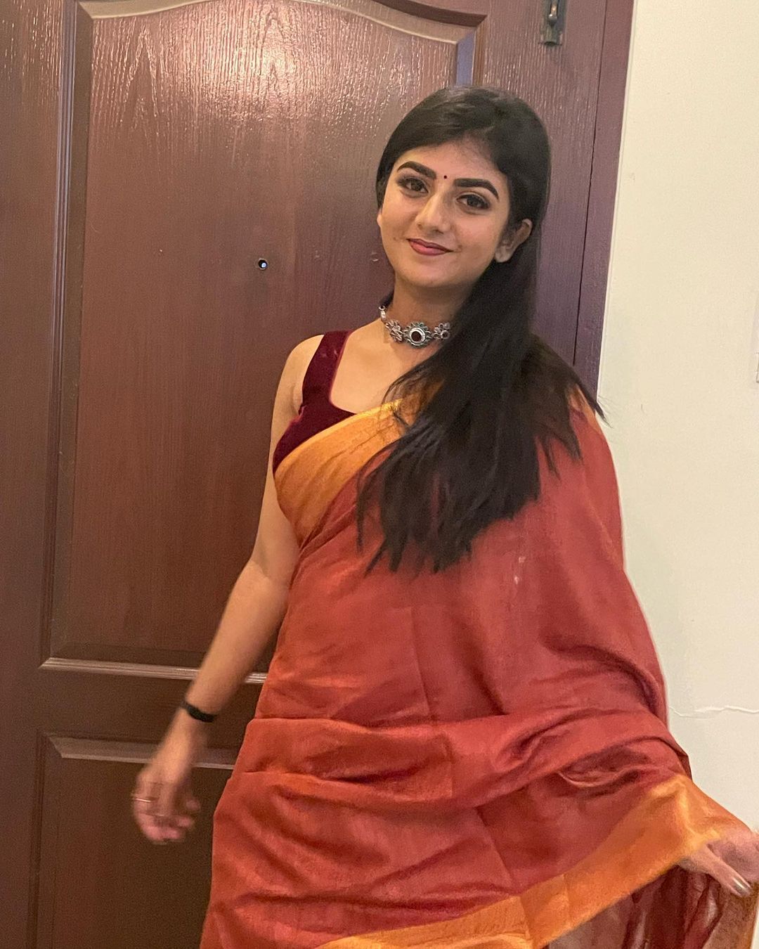 PHOTOS : வாவ்.. புடவையில் பளபளக்கும் அழகு.. சீரியல் நடிகை கேப்ரியெல்லாவின் லேட்டஸ்ட் ஸ்டன்னுங் போட்டோஸ் இதோ! 