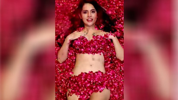 रणवीर सिंह के बाद उर्फी जावेद ने कराया न्यूड Photoshoot, गुलाब की पंखुड़ियों से ढका अपना बदन