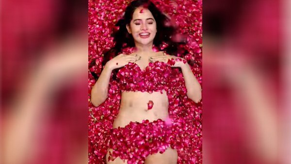 रणवीर सिंह के बाद उर्फी जावेद ने कराया न्यूड Photoshoot, गुलाब की पंखुड़ियों से ढका अपना बदन
