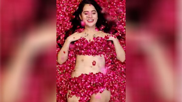 रणवीर सिंह के बाद उर्फी जावेद ने कराया न्यूड Photoshoot, गुलाब की पंखुड़ियों से ढका अपना बदन
