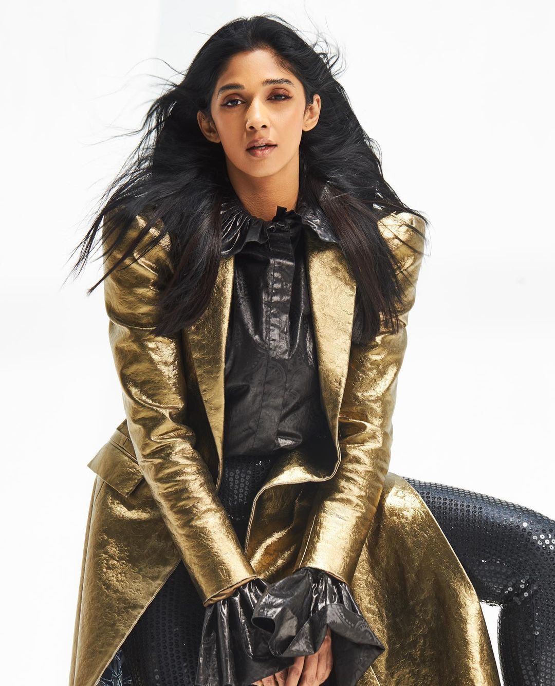 നൈല ഉഷ ഓൺ ഫയർ... ലെതർ  ഡ്ര സ്സിൽ താരത്തിന്റെ ഡിക്ടറ്റീവ് ലുക്ക്!