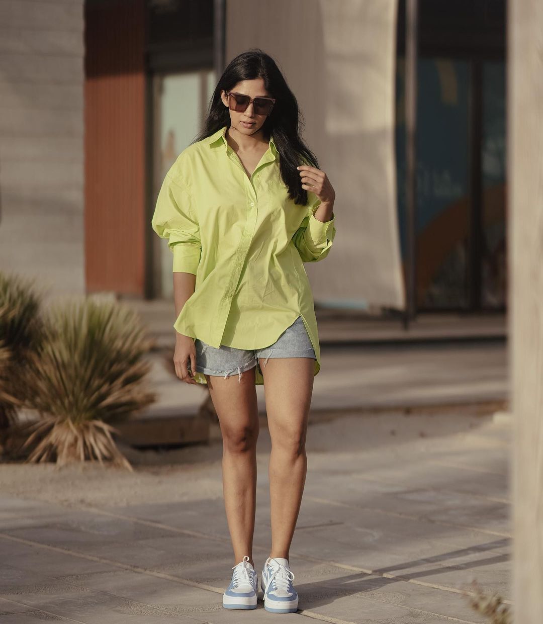 നൈല ഉഷ ഓൺ ഫയർ... ലെതർ  ഡ്ര സ്സിൽ താരത്തിന്റെ ഡിക്ടറ്റീവ് ലുക്ക്!