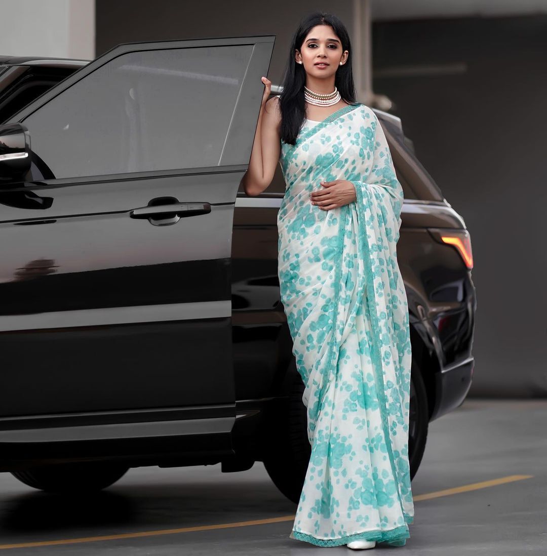 നൈല ഉഷ ഓൺ ഫയർ... ലെതർ  ഡ്ര സ്സിൽ താരത്തിന്റെ ഡിക്ടറ്റീവ് ലുക്ക്!