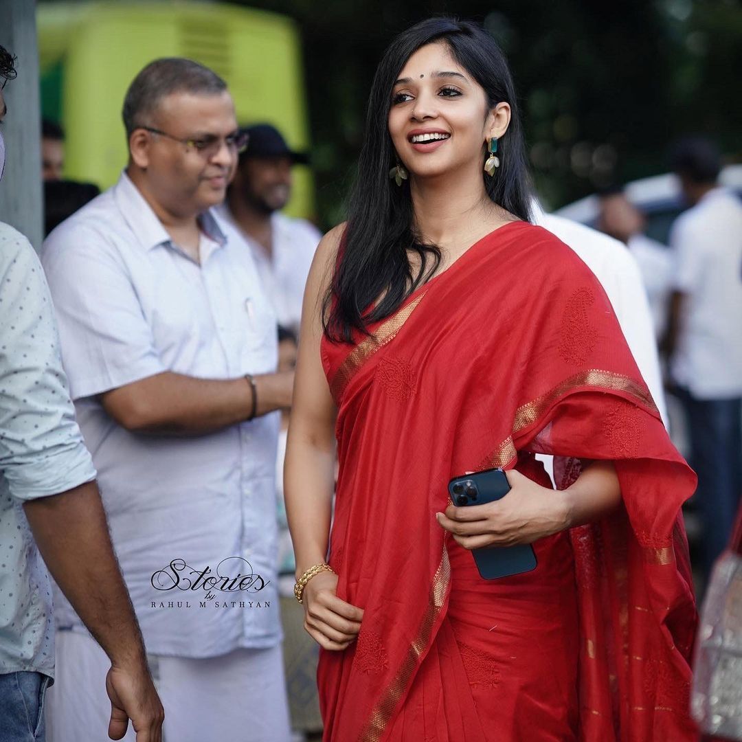 നൈല ഉഷ ഓൺ ഫയർ... ലെതർ  ഡ്ര സ്സിൽ താരത്തിന്റെ ഡിക്ടറ്റീവ് ലുക്ക്!