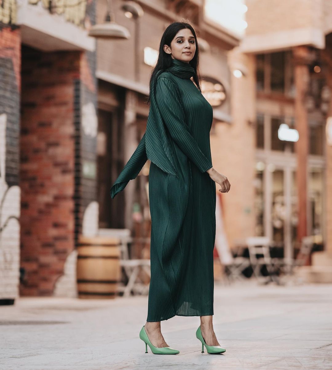 നൈല ഉഷ ഓൺ ഫയർ... ലെതർ  ഡ്ര സ്സിൽ താരത്തിന്റെ ഡിക്ടറ്റീവ് ലുക്ക്!