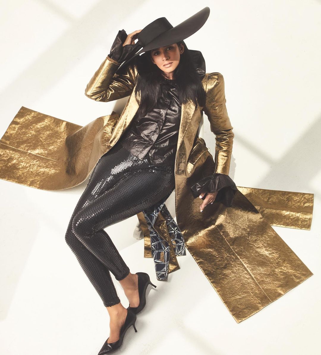 നൈല ഉഷ ഓൺ ഫയർ... ലെതർ  ഡ്ര സ്സിൽ താരത്തിന്റെ ഡിക്ടറ്റീവ് ലുക്ക്!