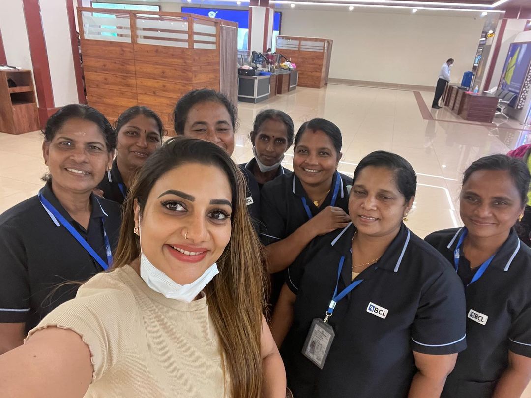 അല്ലേലും റിമി സിംപിളാ... എയ‍‍‍ർപോർട്ടിലെ ചേച്ചിമാർക്കൊപ്പം  സെൽഫിയുമായി റിമി ടോമി
