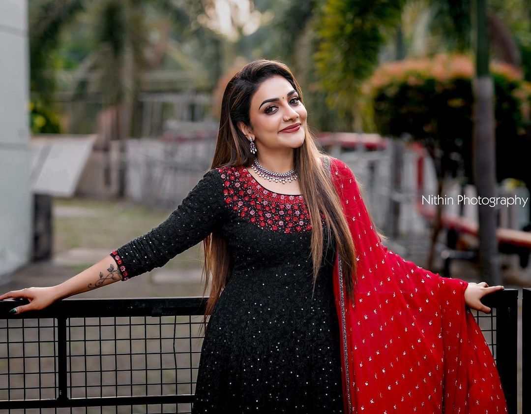 അല്ലേലും റിമി സിംപിളാ... എയ‍‍‍ർപോർട്ടിലെ ചേച്ചിമാർക്കൊപ്പം  സെൽഫിയുമായി റിമി ടോമി