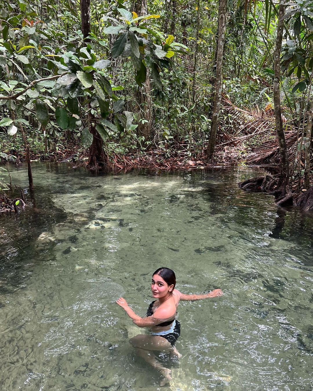 തായ് സുന്ദരിമാര്‍ തോറ്റുപോകും; ട്രിപ്പ് വിട്ട് കളിയില്ലെന്ന് സാനിയ ഇയ്യപ്പന്‍, വെക്കേഷനിലെ ഹോട്ട് ലുക്ക് വൈറല്‍