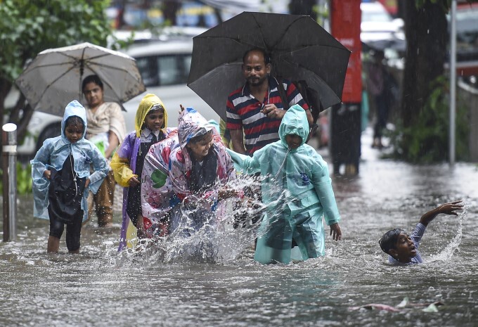 Heavy monsoon rains Cause waterlogging, in Mumbai