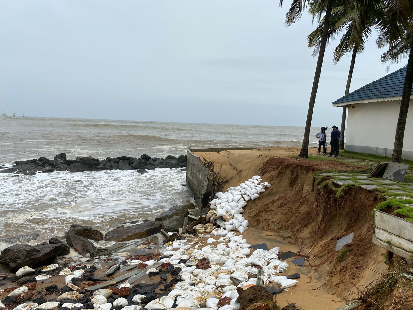 ದಕ್ಷಿಣ ಕನ್ನಡದಲ್ಲಿ ಕಡಲ್ಕೊರೆತ; ರಸ್ತೆ, ಮನೆ ಸಮುದ್ರದ ಪಾಲು 
