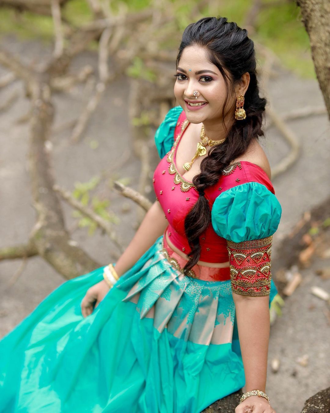 ഐഷു... ഈ ലുക്ക് പൊളിച്ചു; വൈറല്‍ ചിത്രങ്ങള്‍ ഏറ്റെടുത്ത് ആരാധകര്‍