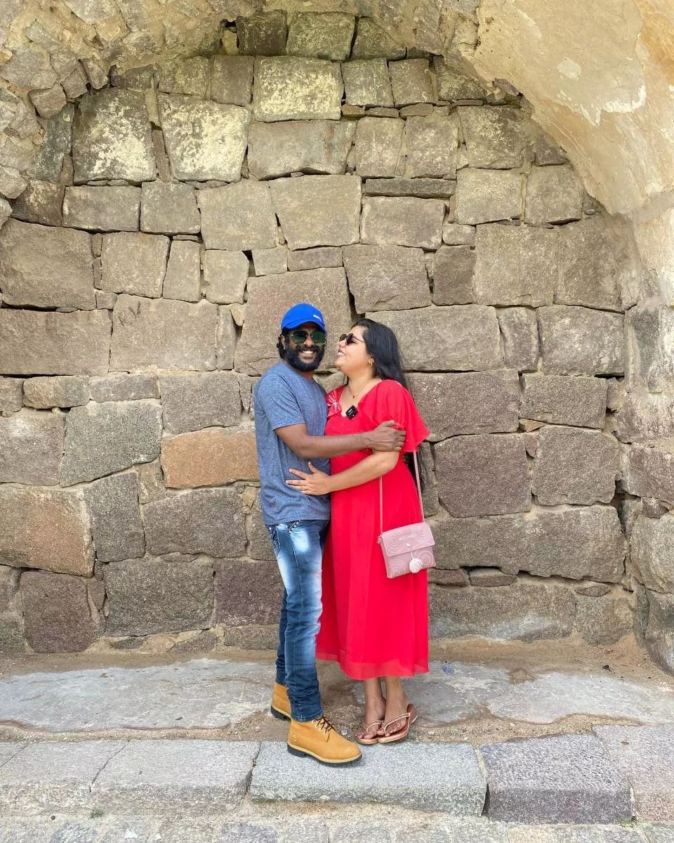 ശ്രീകുമാറിന്റെ  മുഖത്ത് നിന്ന് കണ്ണെടുക്കാതെ  സ്‌നേഹ...എവിടേക്കാ എന്ന് സുരഭി ലക്ഷ്മി