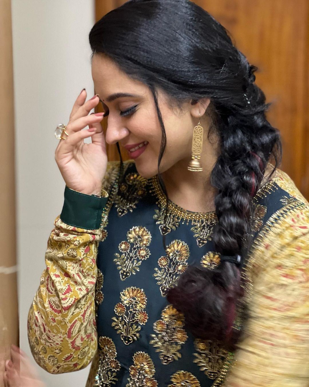 'ഈ കള്ളച്ചിരിയും ലുക്കും മാത്രം പോരെ ', വൈറലായി മിയയുടെ ചിത്രങ്ങൾ