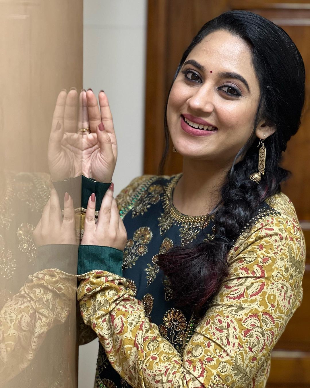 'ഈ കള്ളച്ചിരിയും ലുക്കും മാത്രം പോരെ ', വൈറലായി മിയയുടെ ചിത്രങ്ങൾ