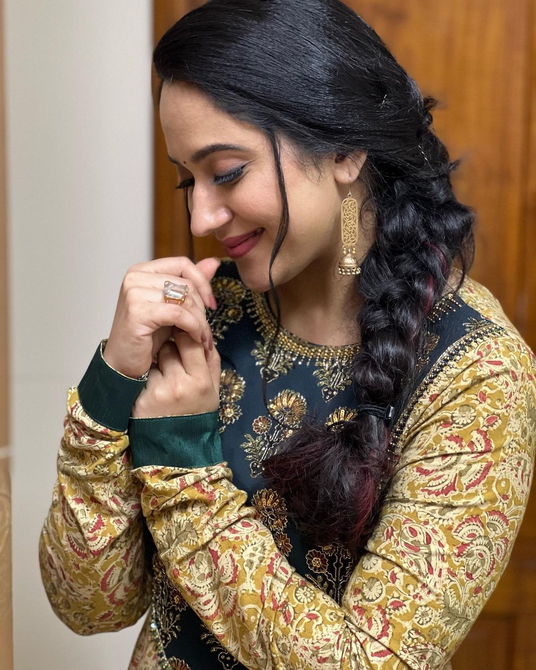 'ഈ കള്ളച്ചിരിയും ലുക്കും മാത്രം പോരെ ', വൈറലായി മിയയുടെ ചിത്രങ്ങൾ