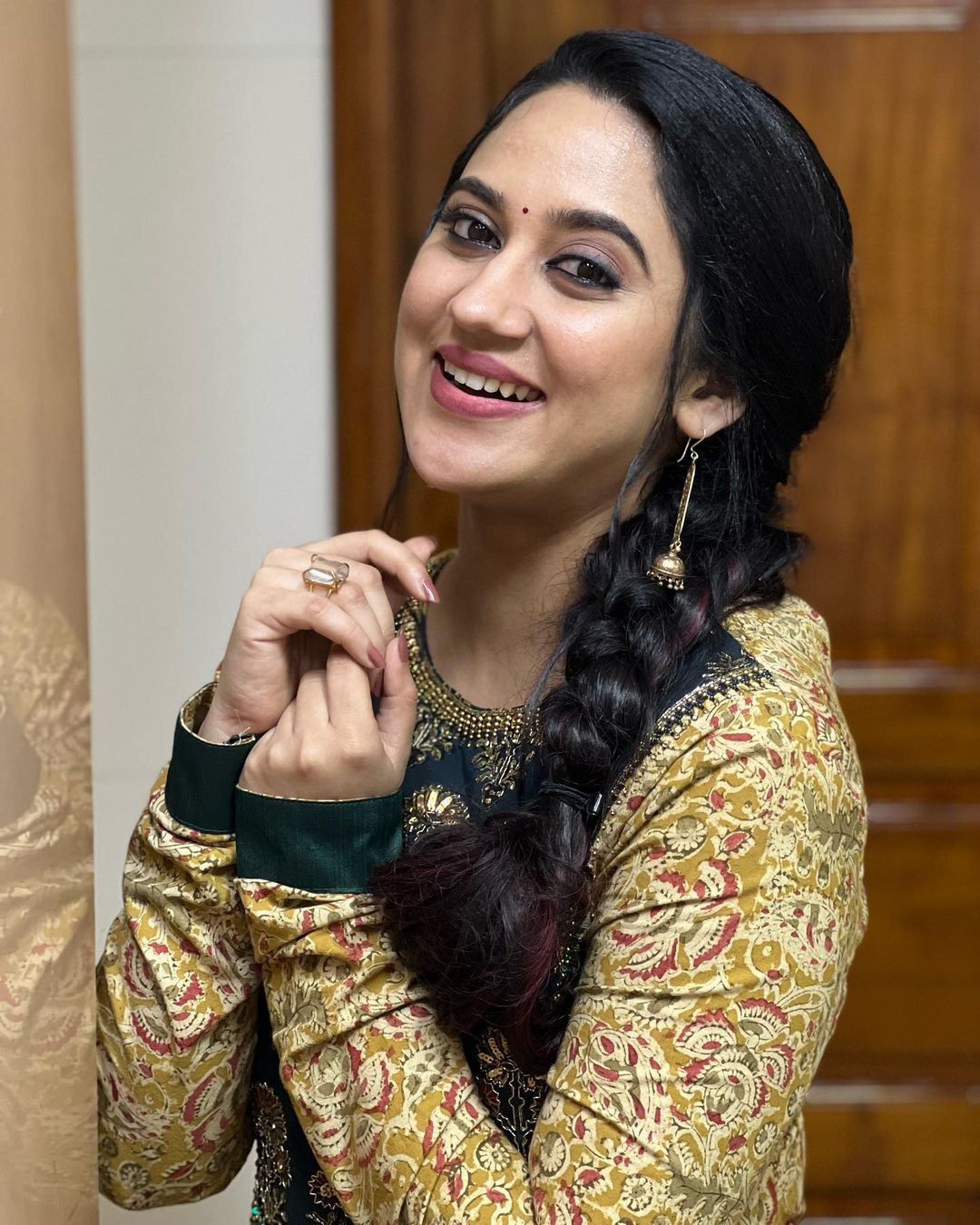 'ഈ കള്ളച്ചിരിയും ലുക്കും മാത്രം പോരെ ', വൈറലായി മിയയുടെ ചിത്രങ്ങൾ