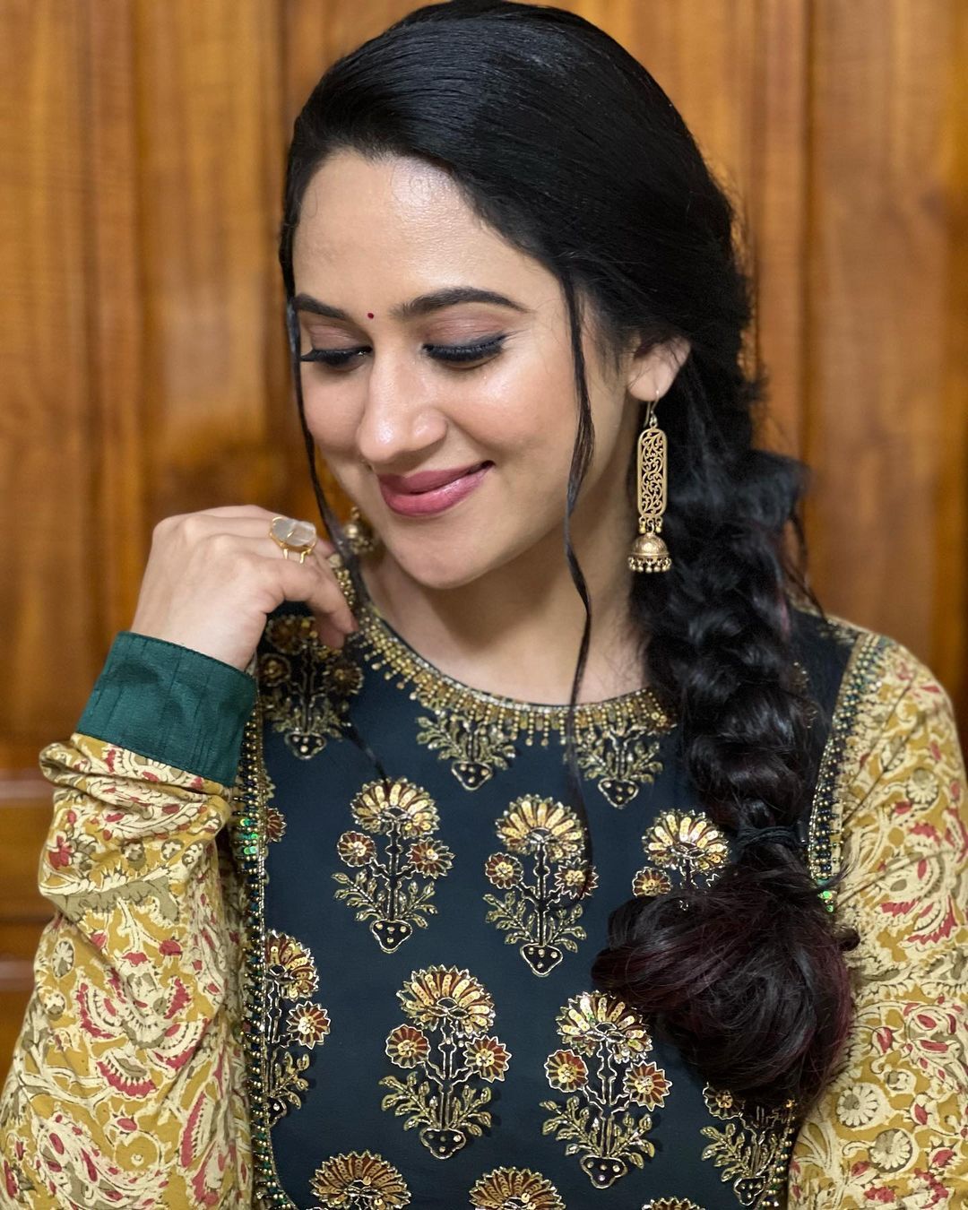 'ഈ കള്ളച്ചിരിയും ലുക്കും മാത്രം പോരെ ', വൈറലായി മിയയുടെ ചിത്രങ്ങൾ