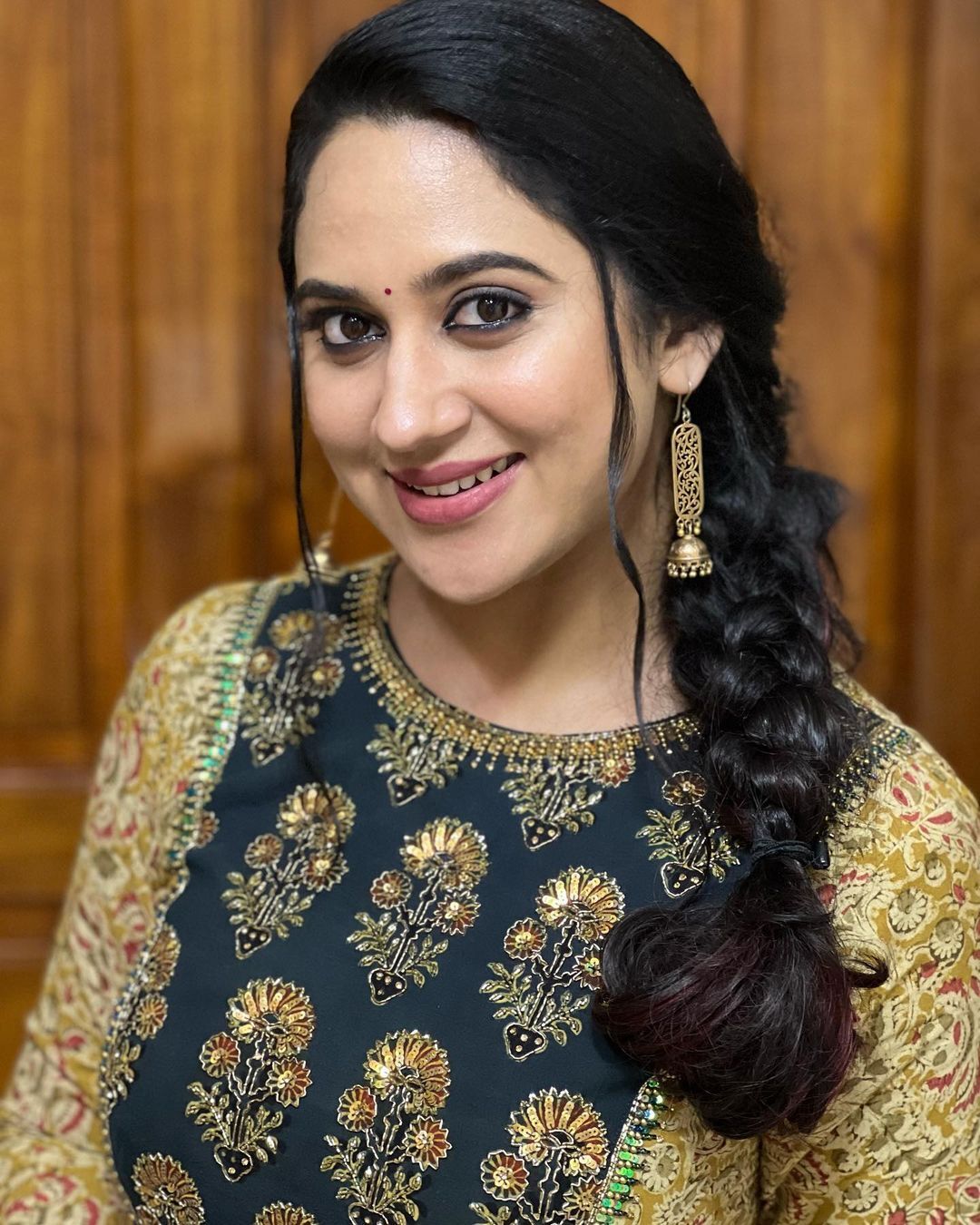 'ഈ കള്ളച്ചിരിയും ലുക്കും മാത്രം പോരെ ', വൈറലായി മിയയുടെ ചിത്രങ്ങൾ