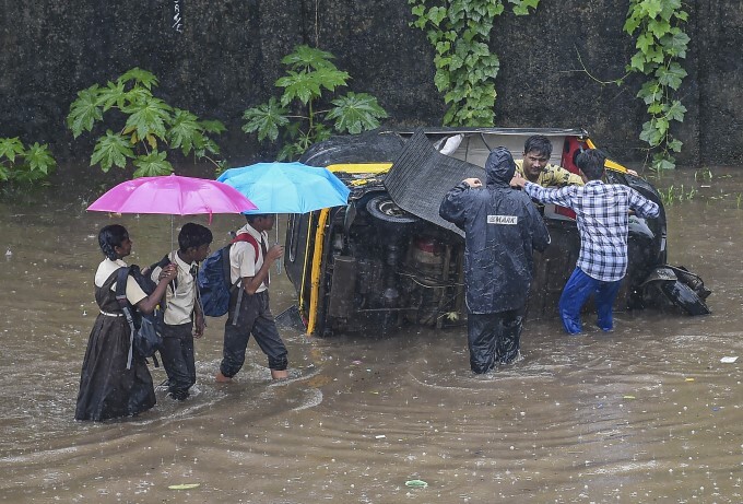 Heavy monsoon rains Cause waterlogging, in Mumbai