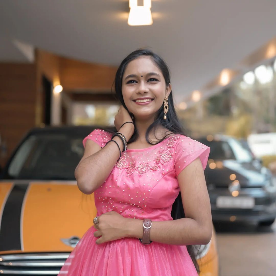 ക്യൂട്ട് സുന്ദരിയായി ശിവാനി; എന്തൊരു ഭംഗിയാണെന്ന് ആരാധകര്‍, പുത്തൻ ചിത്രങ്ങൾ കാണാം.